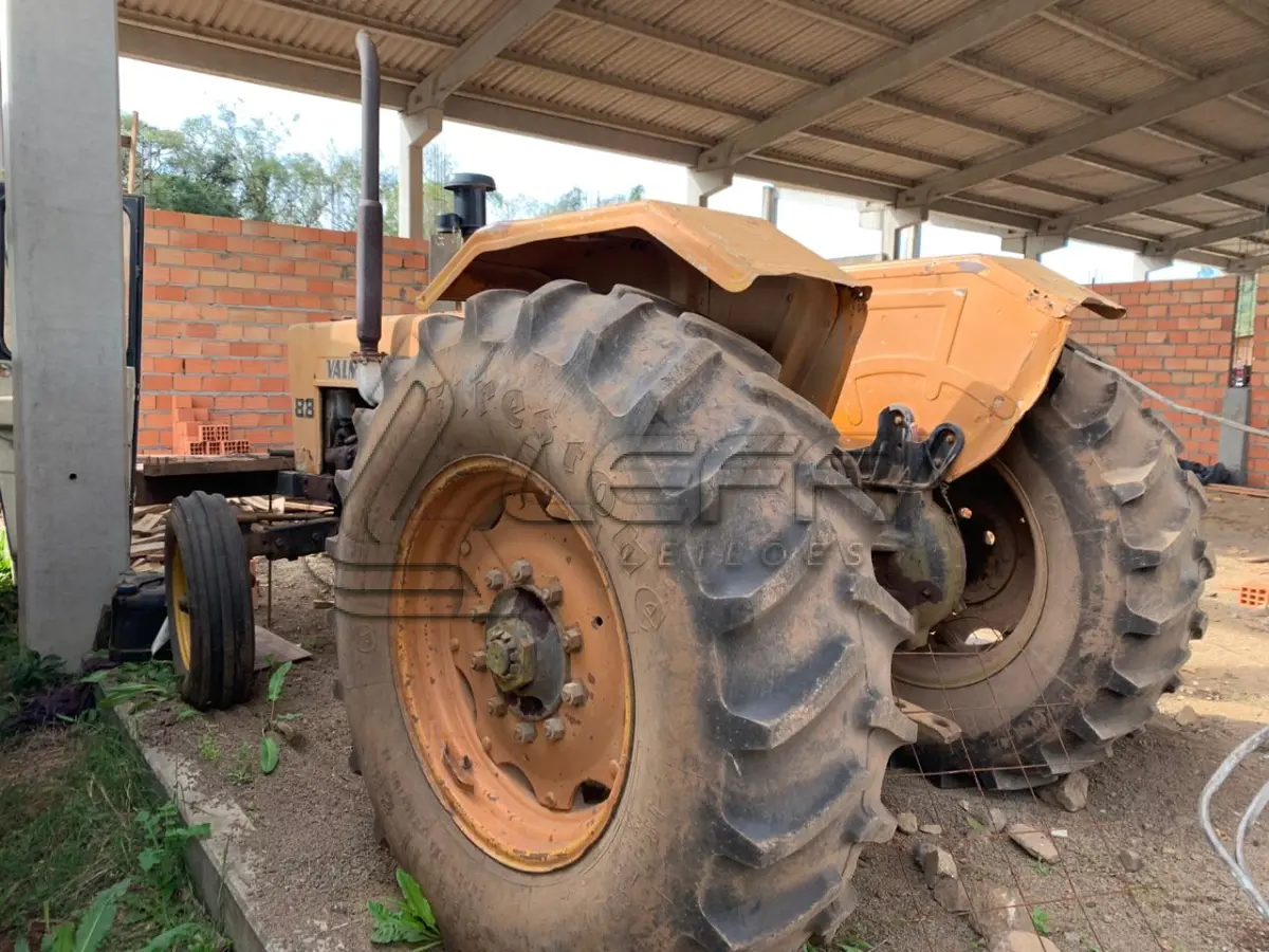 LOTE 010 - TRATOR VALMET, ano 1988