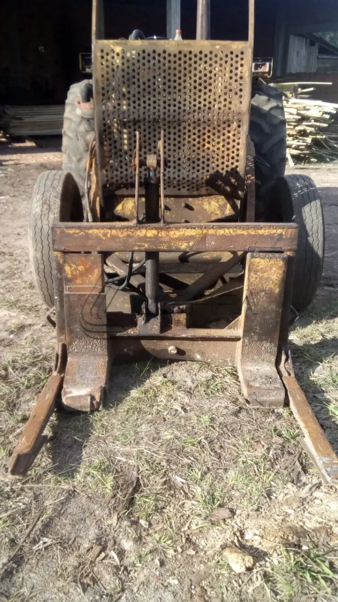 LOTE 001 - Trator CBT, com Garfo, Motor Mercedes Benz