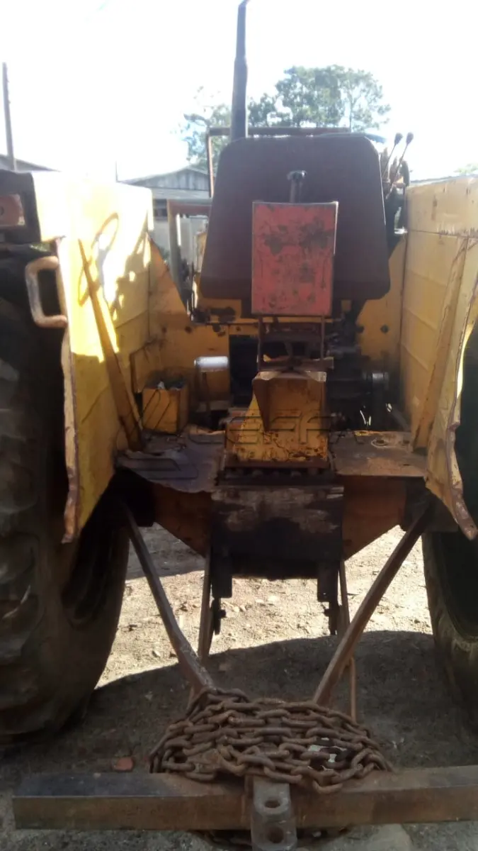 LOTE 001 - Trator CBT, com Garfo, Motor Mercedes Benz