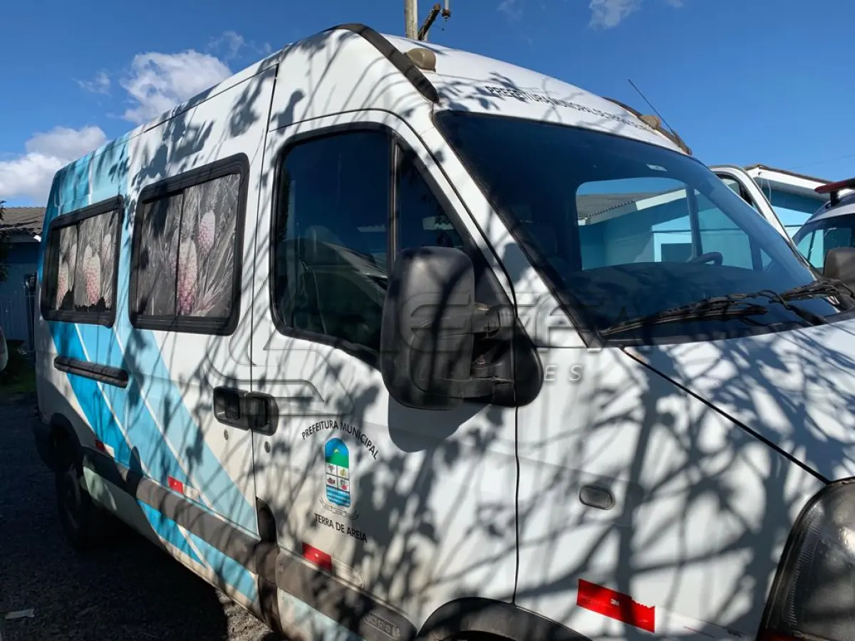 LOTE 002 - MICROONIBUS RENAULT MASTER JAEDI, diesel, ano 2012, modelo 2013
