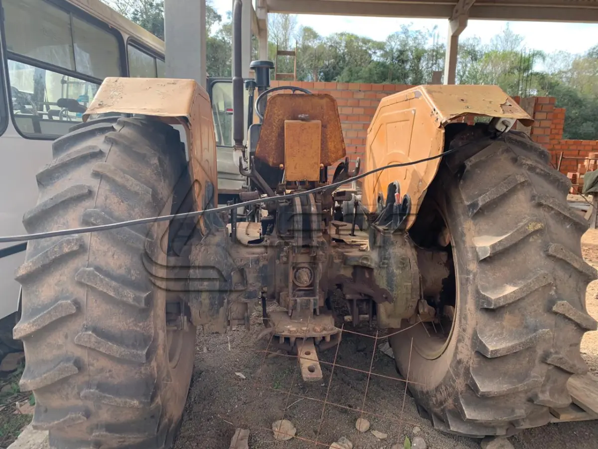 LOTE 010 - TRATOR VALMET, ano 1988