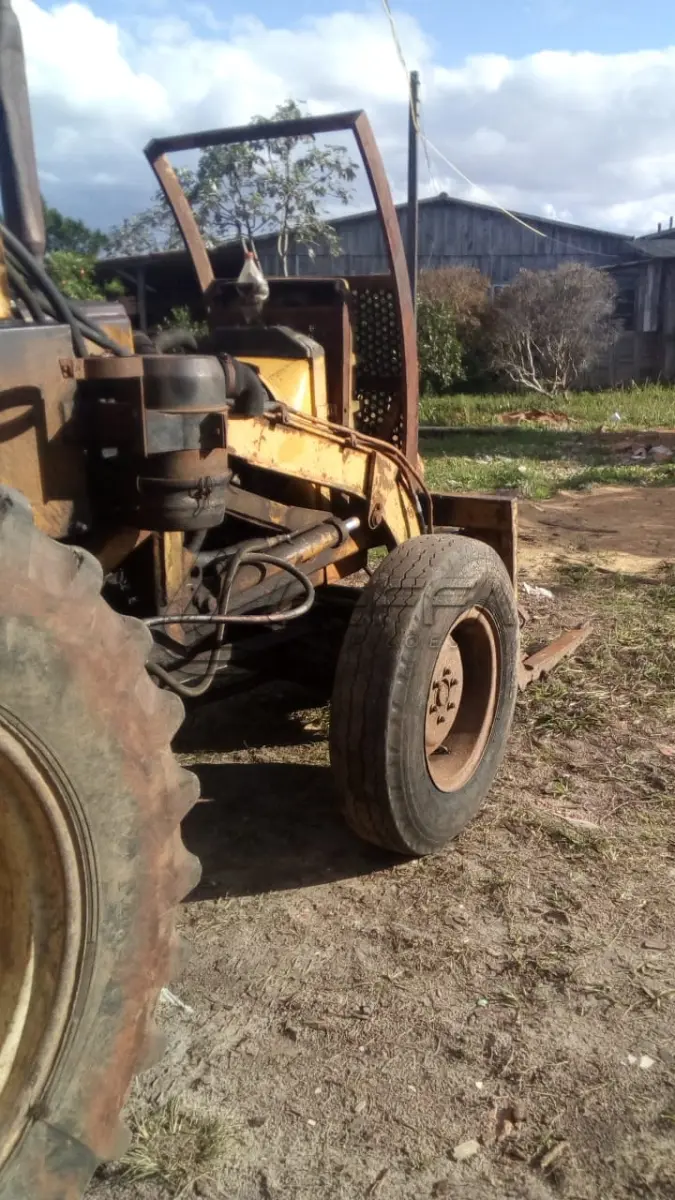 LOTE 001 - Trator CBT, com Garfo, Motor Mercedes Benz