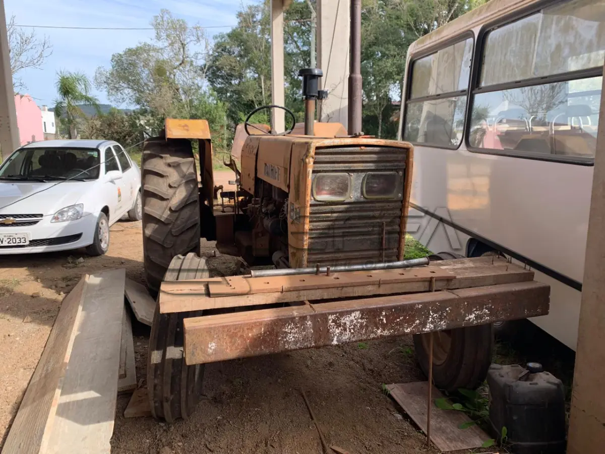 LOTE 010 - TRATOR VALMET, ano 1988