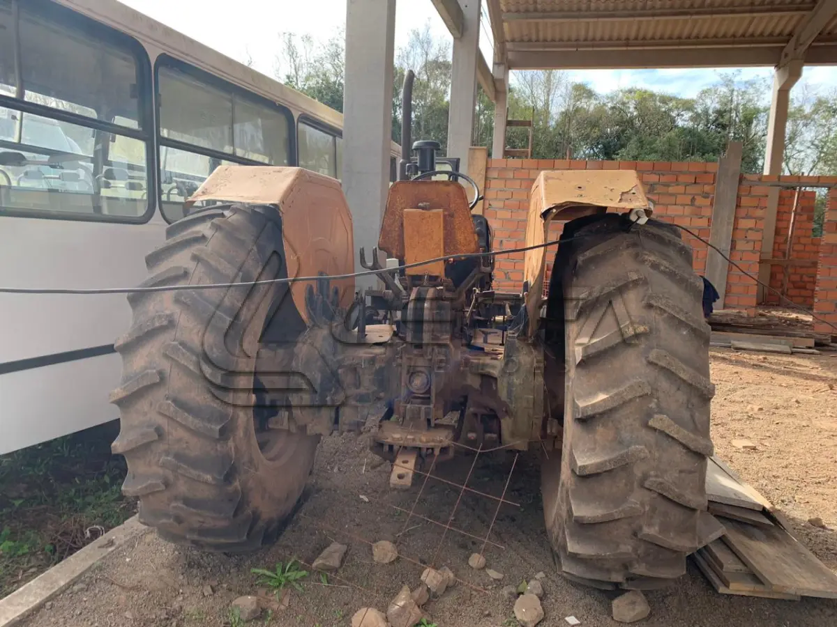 LOTE 010 - TRATOR VALMET, ano 1988