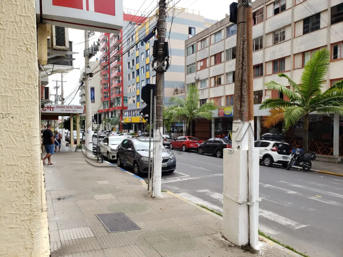 LOTE 001 - Loja Comercial 205 do Edifício Cine Sapt, na Rua Júlio de Castilhos, no Centro em Torres/RS