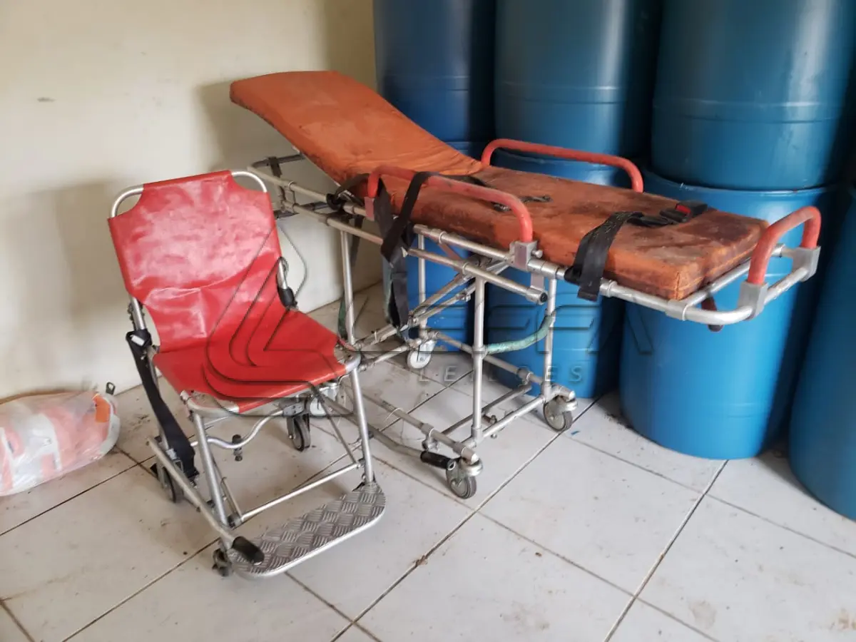 LOTE 006 - MACA RETRÁTIL PARA AMBULÂNCIA E CADEIRA DE RESGATE
