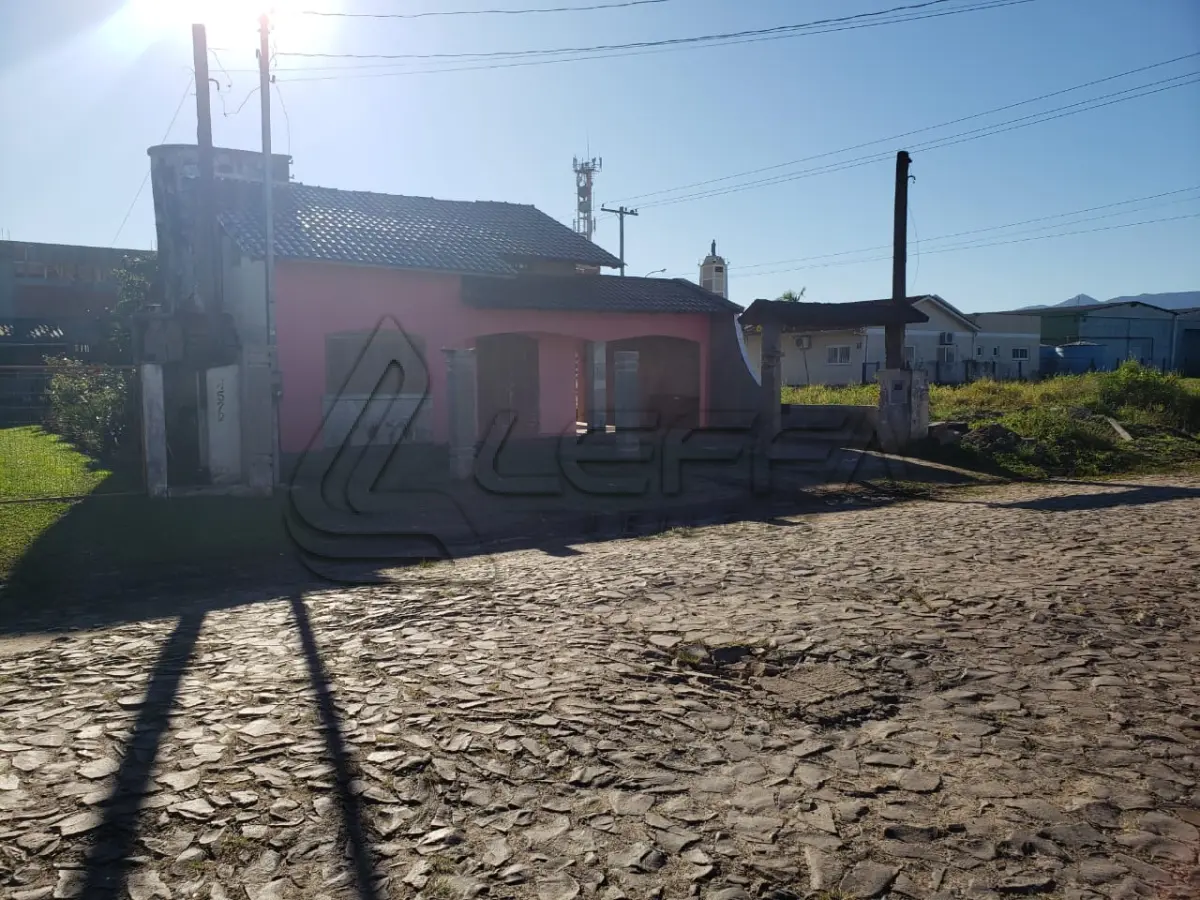 LOTE 001 - Casa de Alvenaria de dois Pavimentos, na rua Lourenço Mello, em Terra de Areia/RS