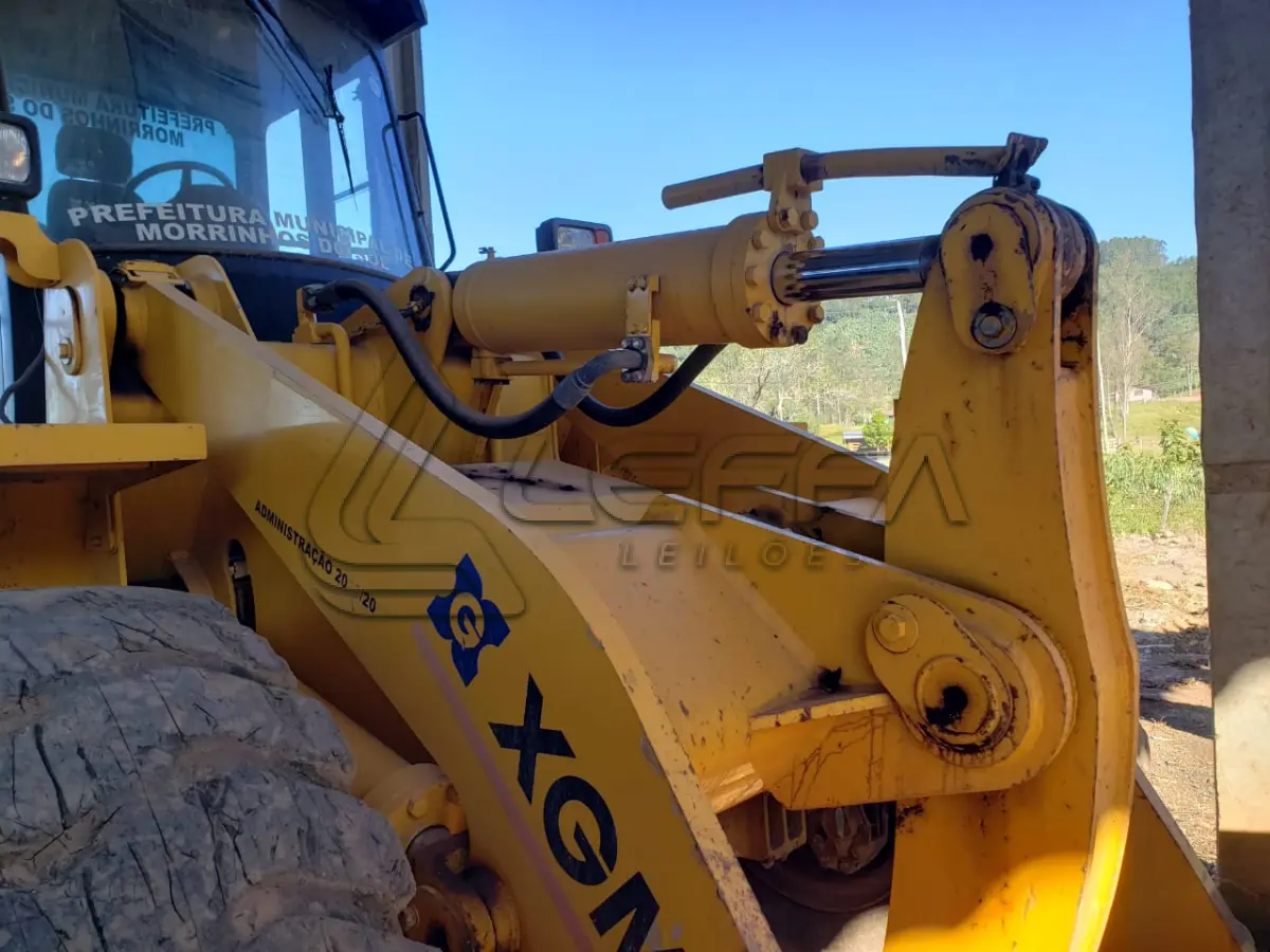 LOTE 001 - UM VEÍCULO, TIPO PÁ CARREGADEIRA, Modelo XG958, fabricação/modelo 2013