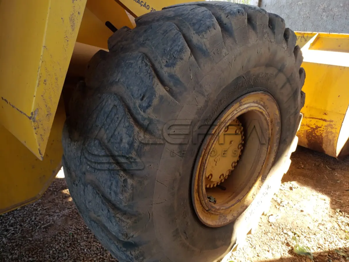LOTE 001 - UM VEÍCULO, TIPO PÁ CARREGADEIRA, Modelo XG958, fabricação/modelo 2013