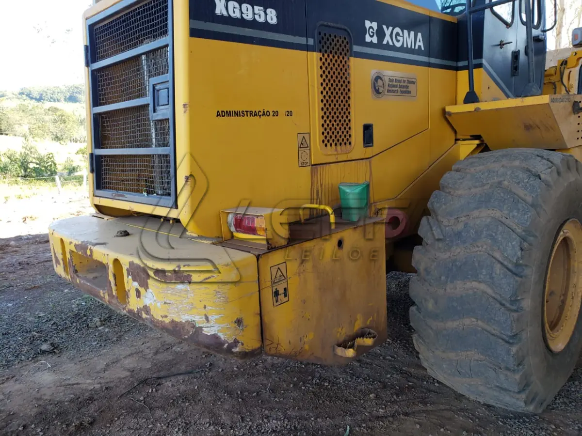 LOTE 001 - UM VEÍCULO, TIPO PÁ CARREGADEIRA, Modelo XG958, fabricação/modelo 2013
