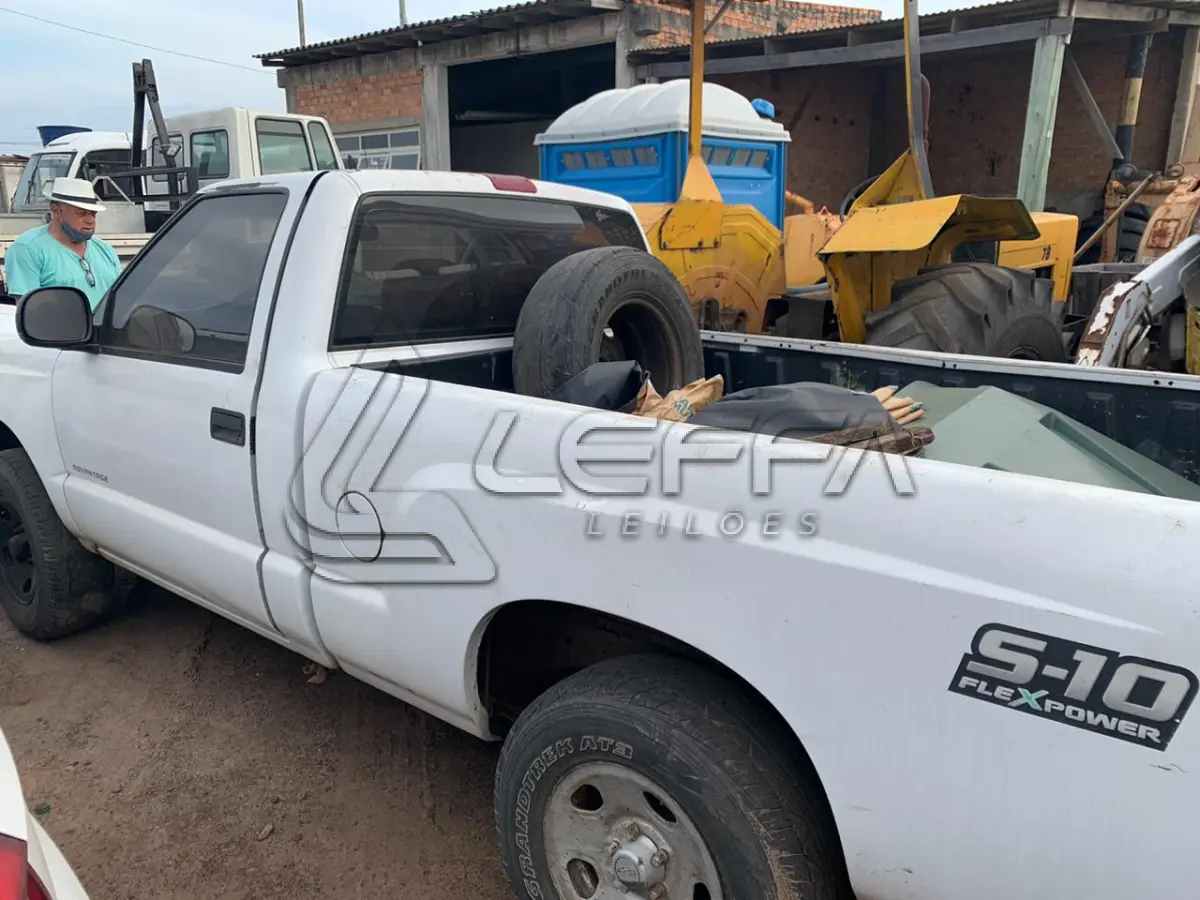 LOTE 015 - VEÍCULO GM/S10 ADVANTAGE S, ano 2010 e modelo 2011