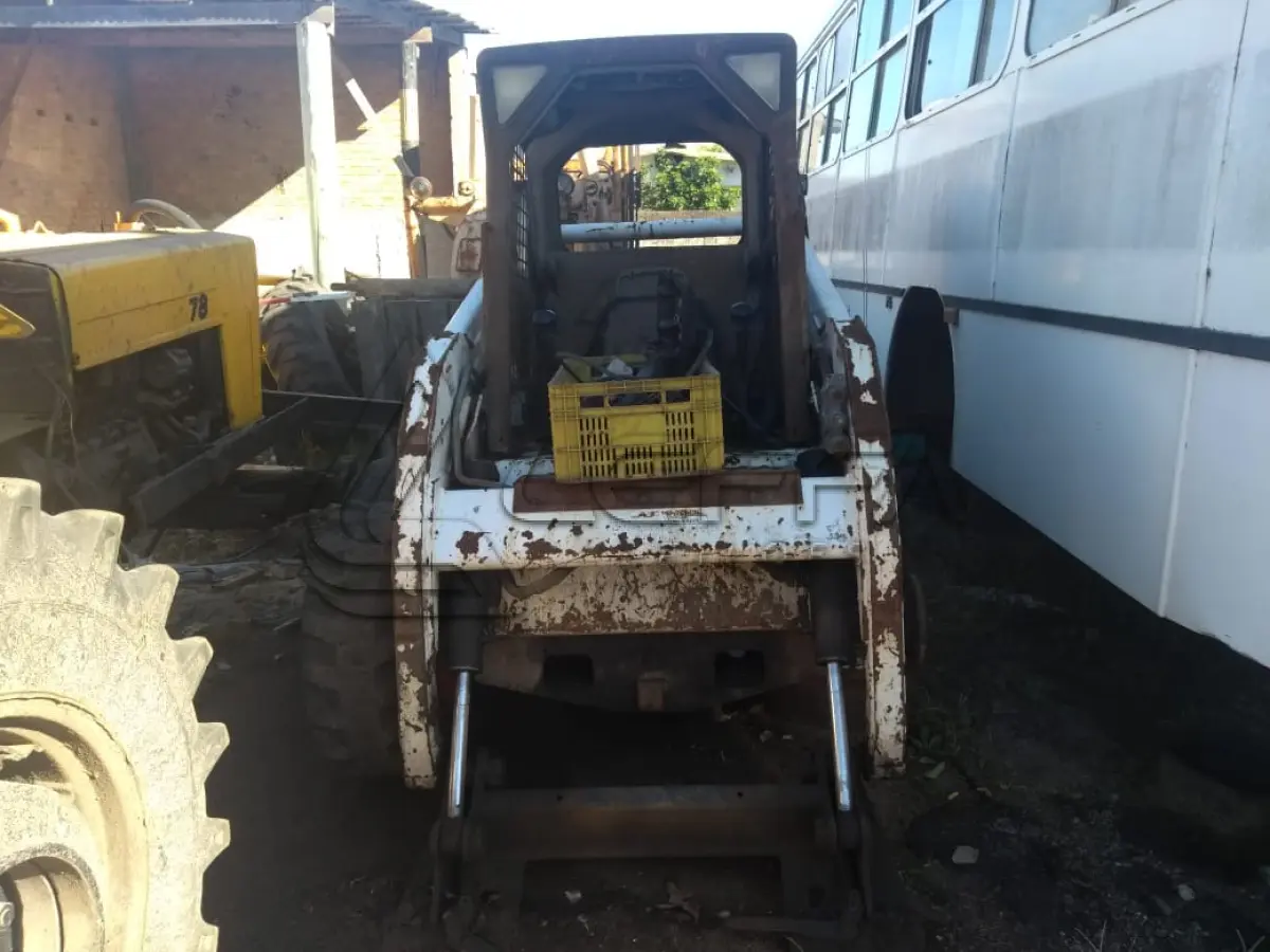LOTE 009 - MINI CARREGADEIRA BOBCAT