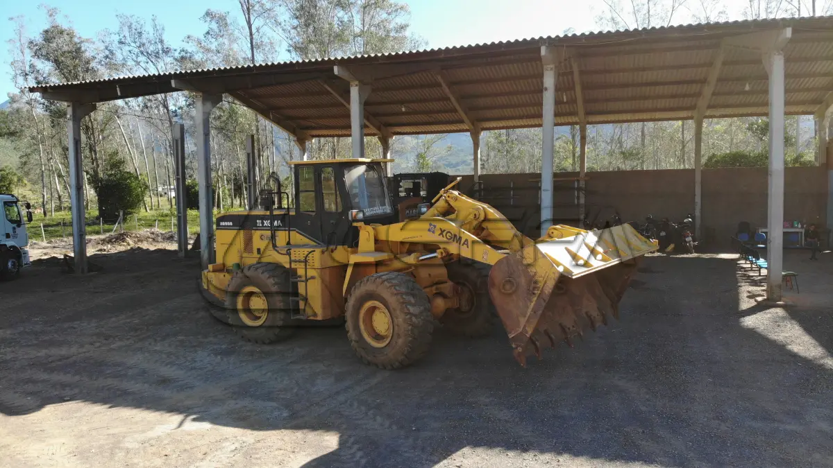 LOTE 001 - UM VEÍCULO, TIPO PÁ CARREGADEIRA, Modelo XG958, fabricação/modelo 2013