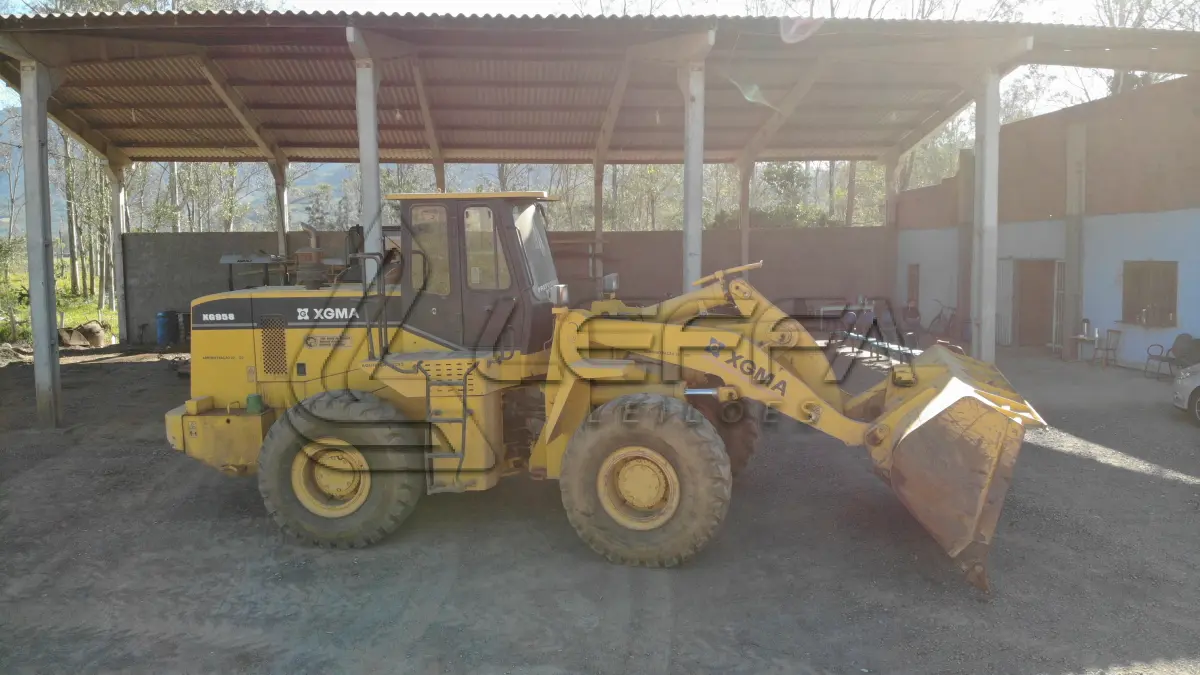LOTE 001 - UM VEÍCULO, TIPO PÁ CARREGADEIRA, Modelo XG958, fabricação/modelo 2013