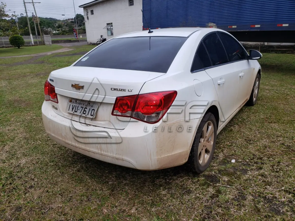LOTE 001 - UM VEÍCULO GM/CHEVROLET CRUZE 1.8, PLACAS IVU-7610, ANO 2014/2014