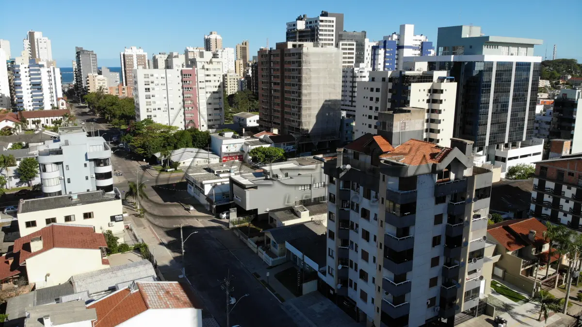 LOTE 002 - Apartamento 201 e Box 06, do Edifício Residencial Porto Seguro no Centro de Torres/RS