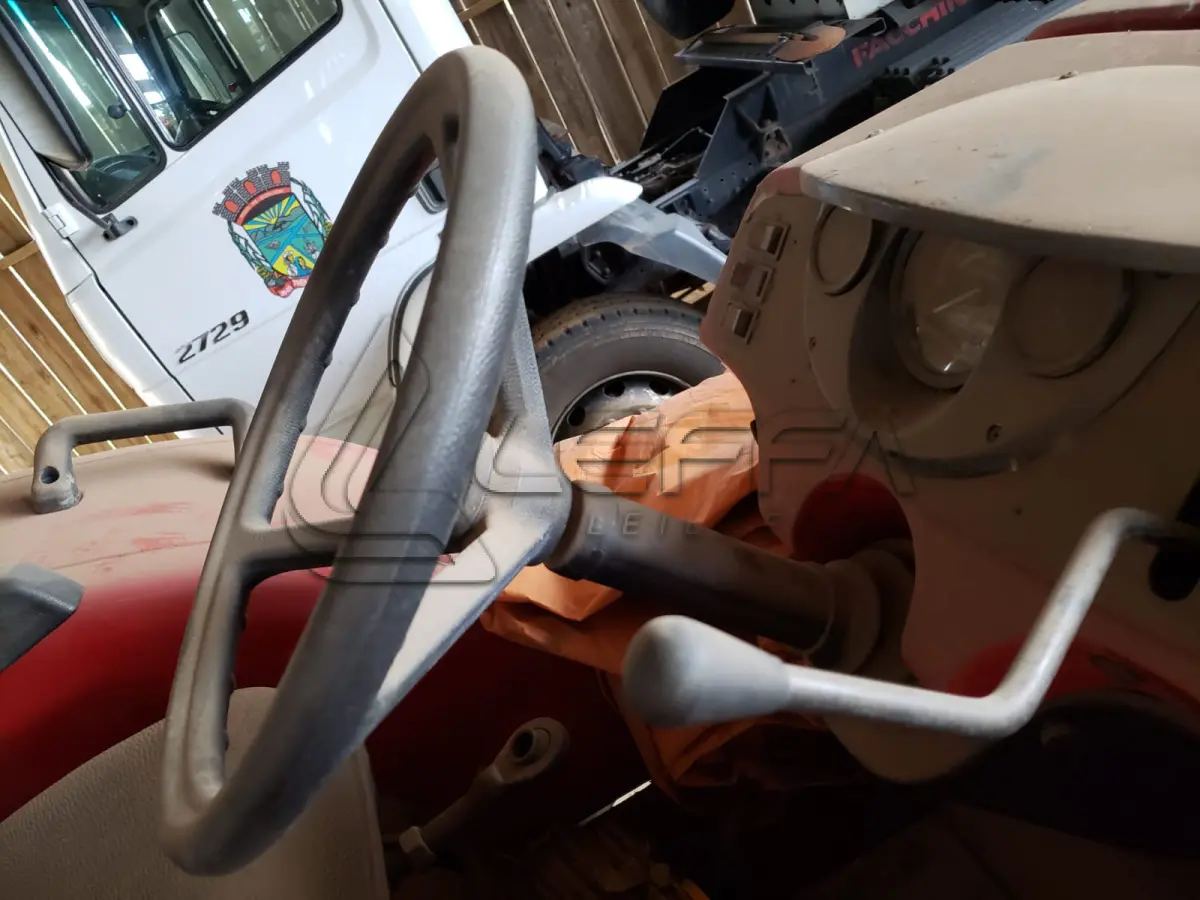 LOTE 003 - Trator Agrale 5075, diesel, ano e modelo 2015, não está funcionando