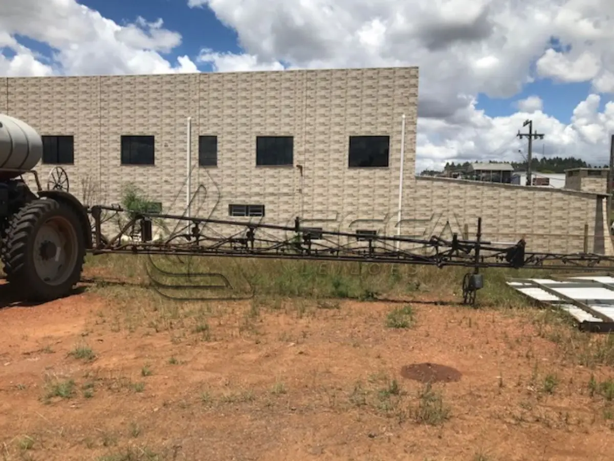 LOTE 002 - PULVERIZADOR MODELO MF 9030, ANO 2011, COR VERMELHA