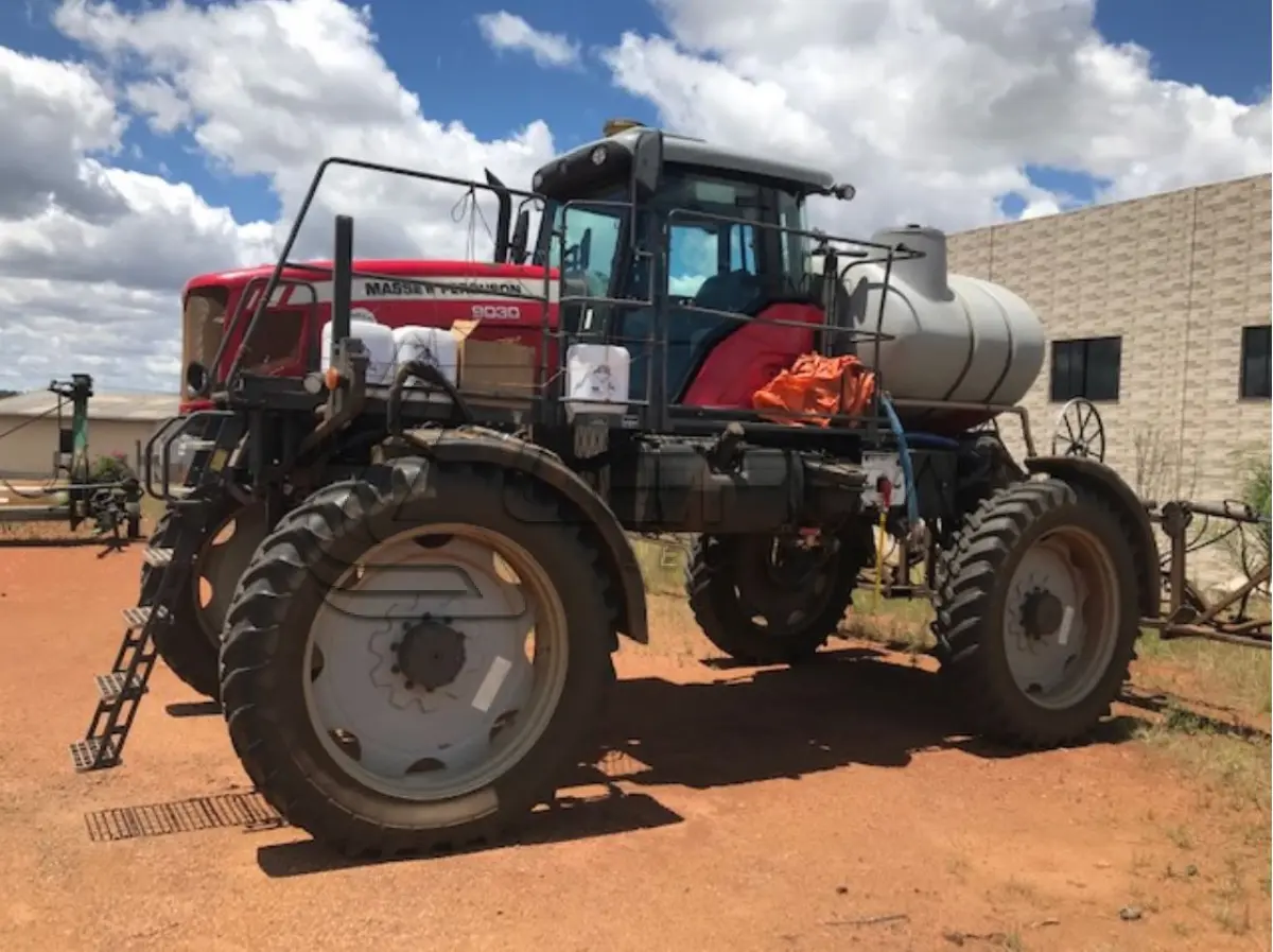 LOTE 002 - PULVERIZADOR MODELO MF 9030, ANO 2011, COR VERMELHA