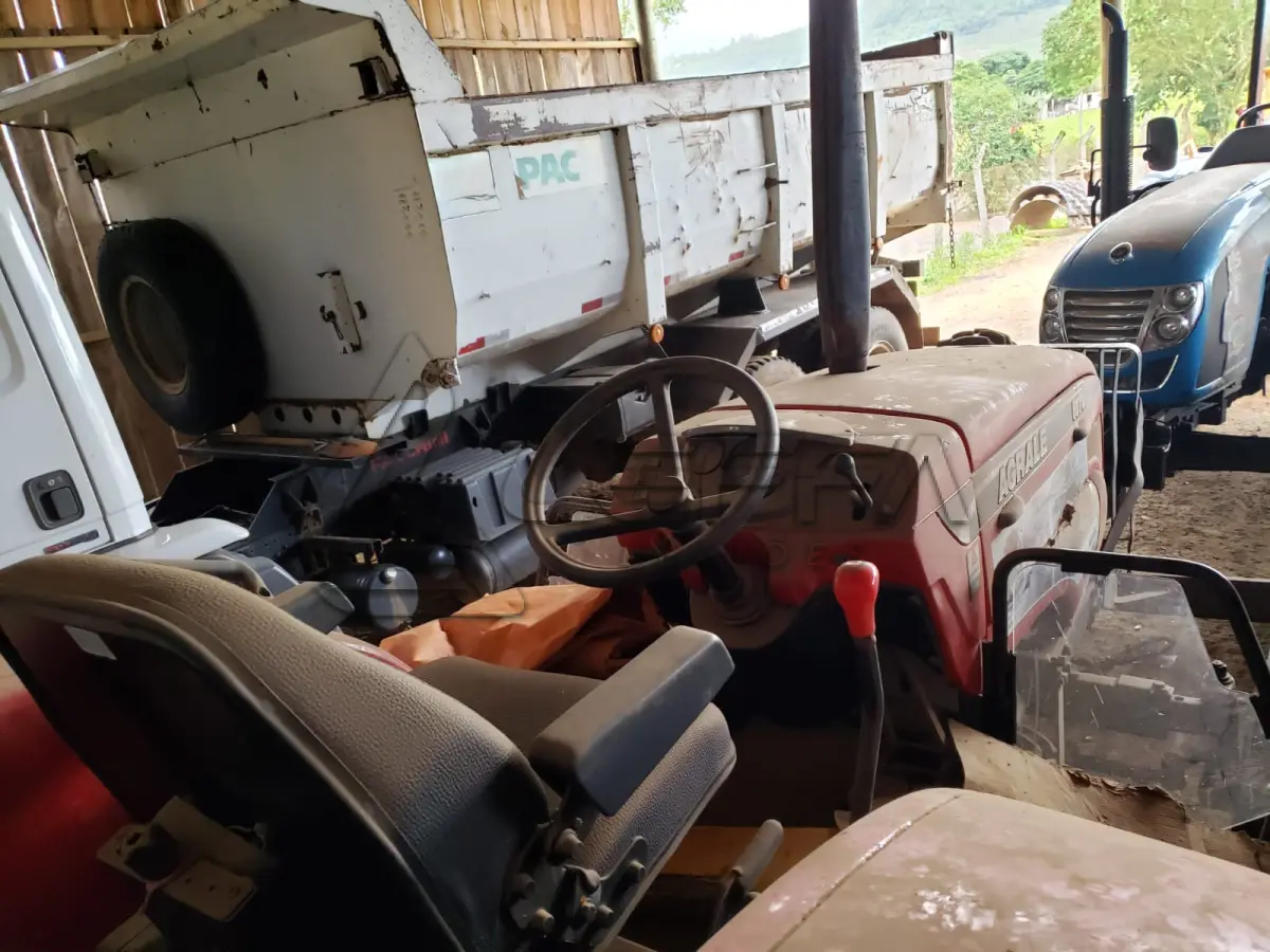 LOTE 003 - Trator Agrale 5075, diesel, ano e modelo 2015, não está funcionando