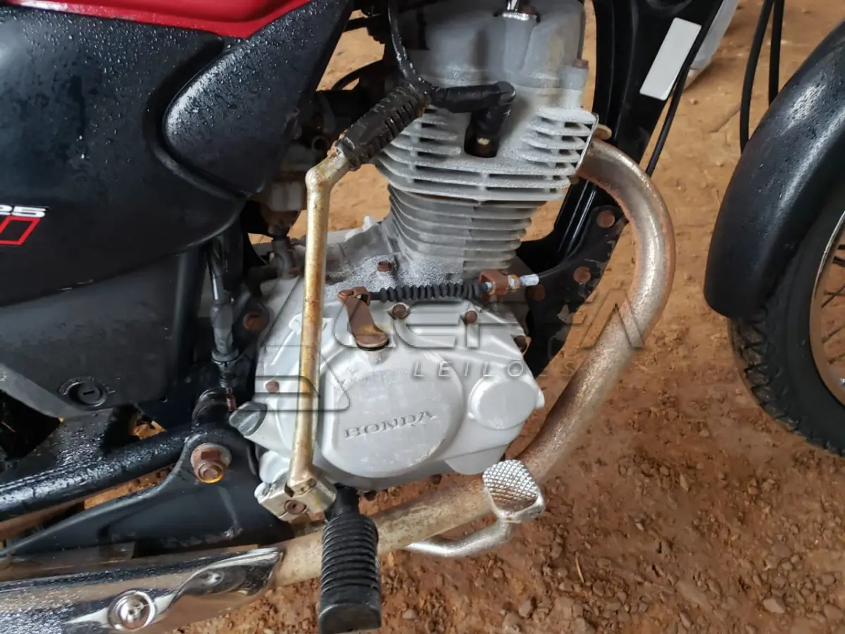 LOTE 007 - MOTOCICLETA HONDA CG, FAN 125, gasolina, placas INE  3399, vermelha, ano e modelo 2006