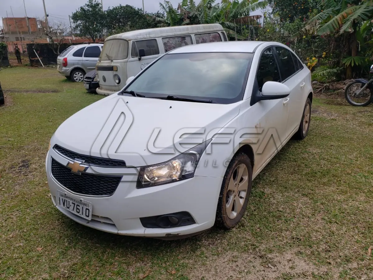 LOTE 001 - UM VEÍCULO GM/CHEVROLET CRUZE 1.8, PLACAS IVU-7610, ANO 2014/2014
