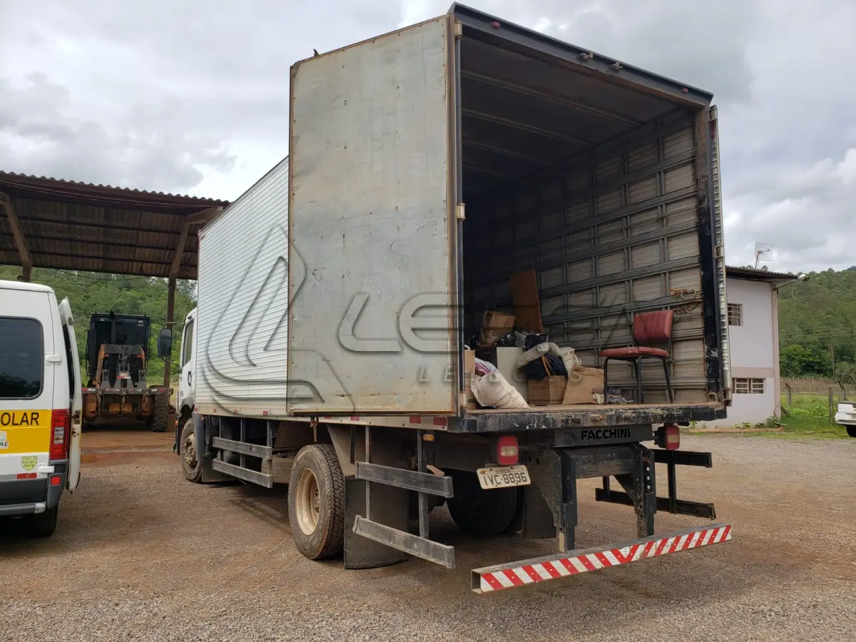 LOTE 005 - FURGÃO (BAÚ)