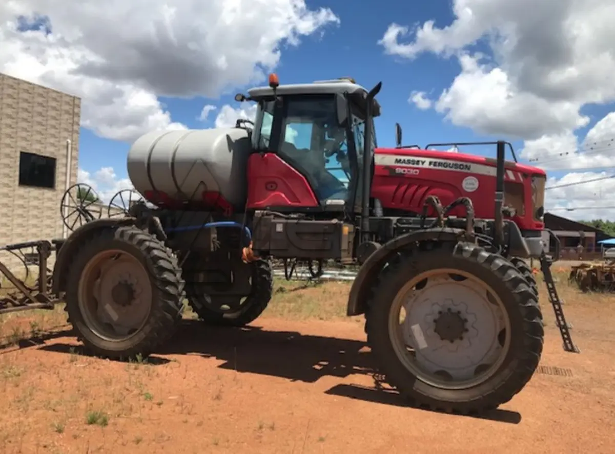 LOTE 002 - PULVERIZADOR MODELO MF 9030, ANO 2011, COR VERMELHA