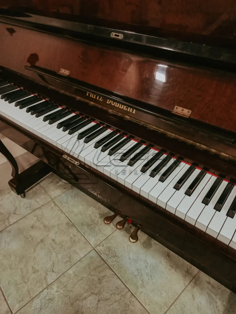 LOTE 001 - Piano Vertical Fritz Dobbert
