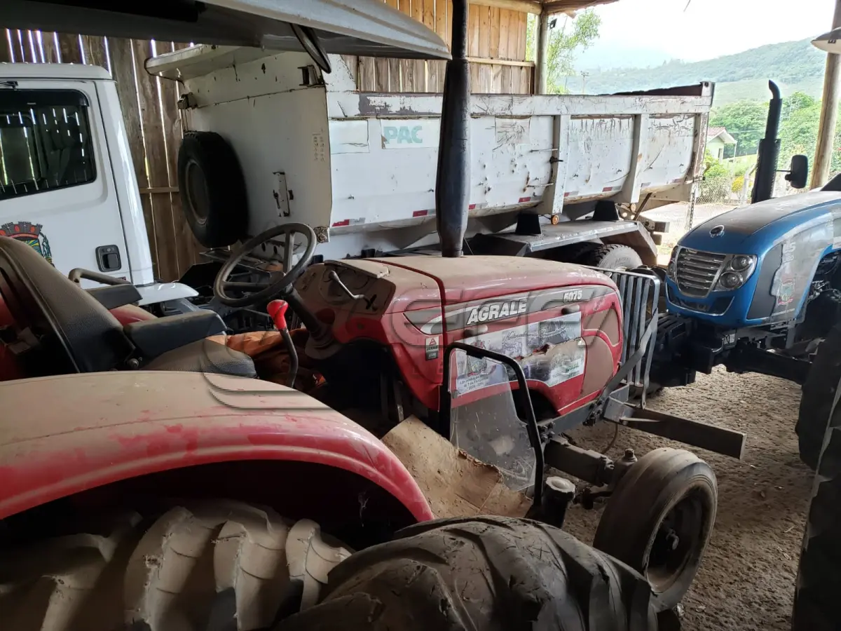 LOTE 003 - Trator Agrale 5075, diesel, ano e modelo 2015, não está funcionando