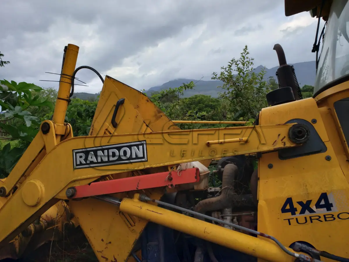 LOTE 001 - Retroescavadeira Randon, 406B, diesel, desmontada, faltando peças