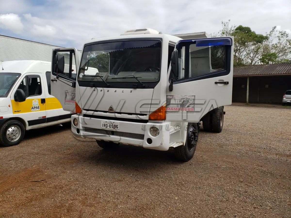 LOTE 008 - CAMINHÃO BASCULANTE, AGRALE 1.300, cor branca, ano e modelo de fabricação 2010