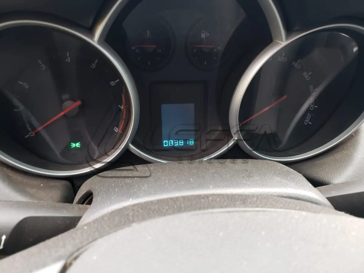 LOTE 001 - UM VEÍCULO GM/CHEVROLET CRUZE 1.8, PLACAS IVU-7610, ANO 2014/2014
