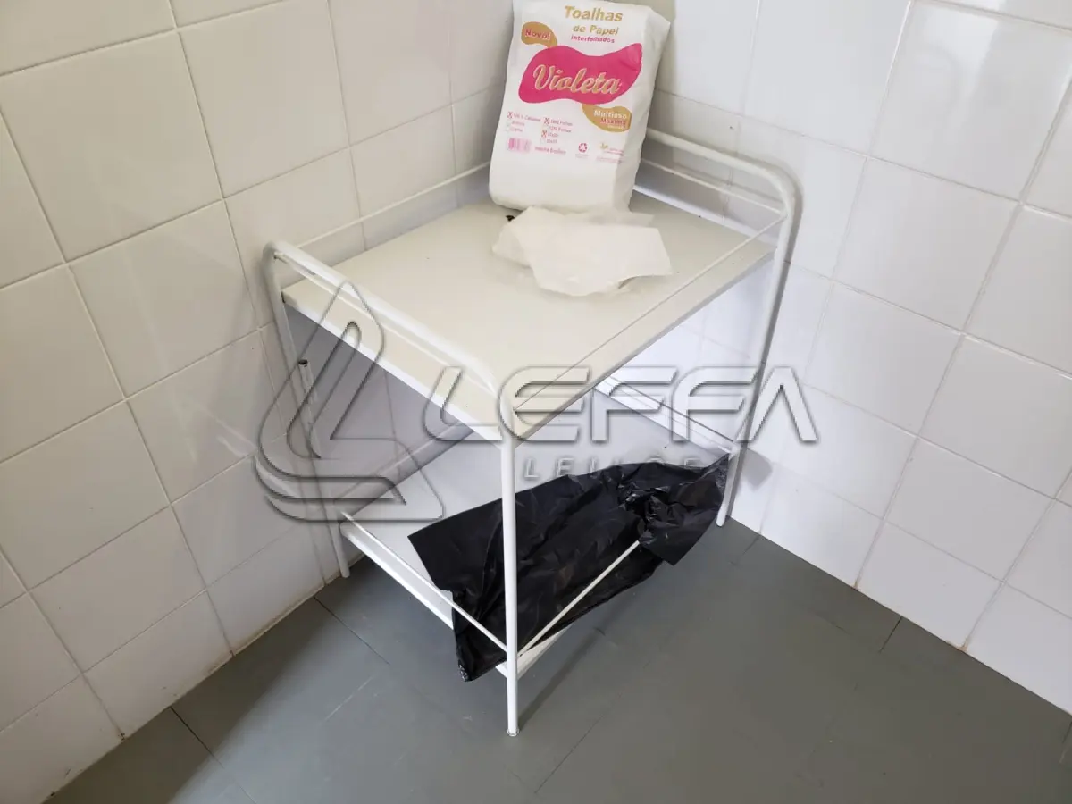 LOTE 005 - Equipamentos de Enfermagem - Cadeiras de rodas, maca de emergência, mesa, balanças, armários