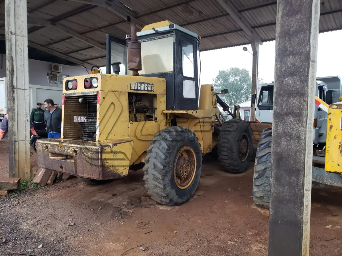 LOTE 002 - PÁ CARREGADEIRA, MICHIGAN, 55C, diesel,  ano e modelo 1985