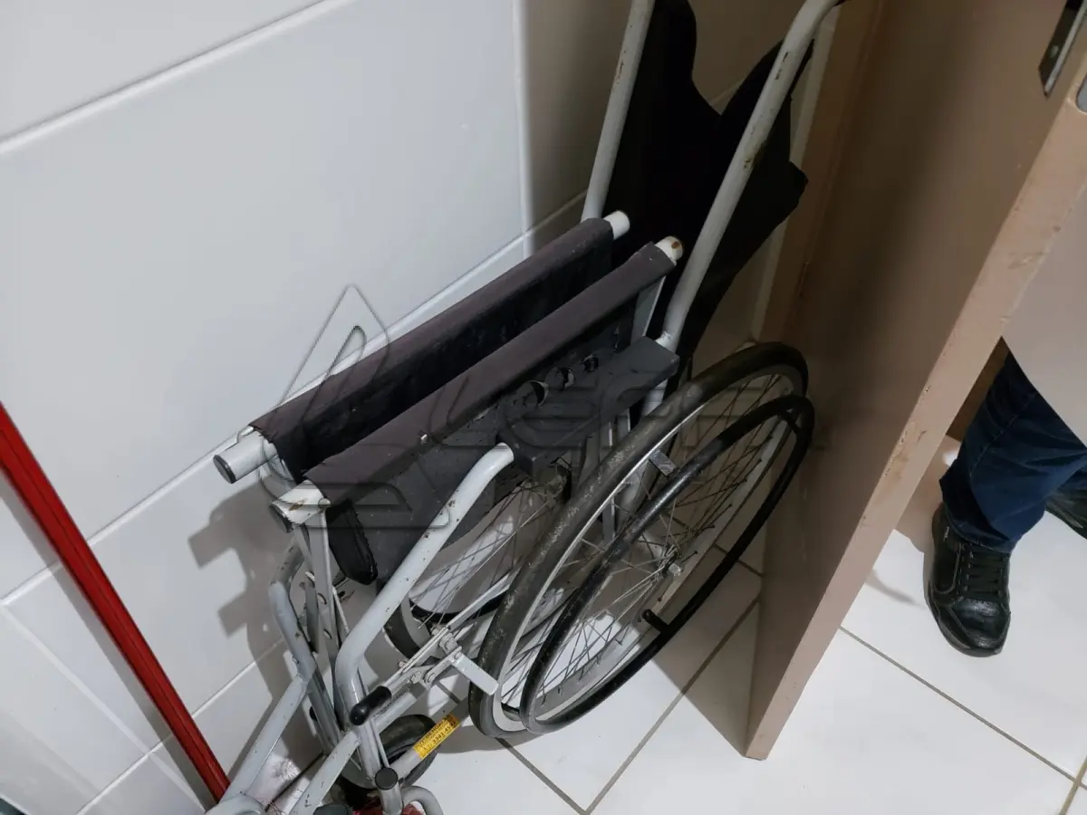 LOTE 005 - Equipamentos de Enfermagem - Cadeiras de rodas, maca de emergência, mesa, balanças, armários