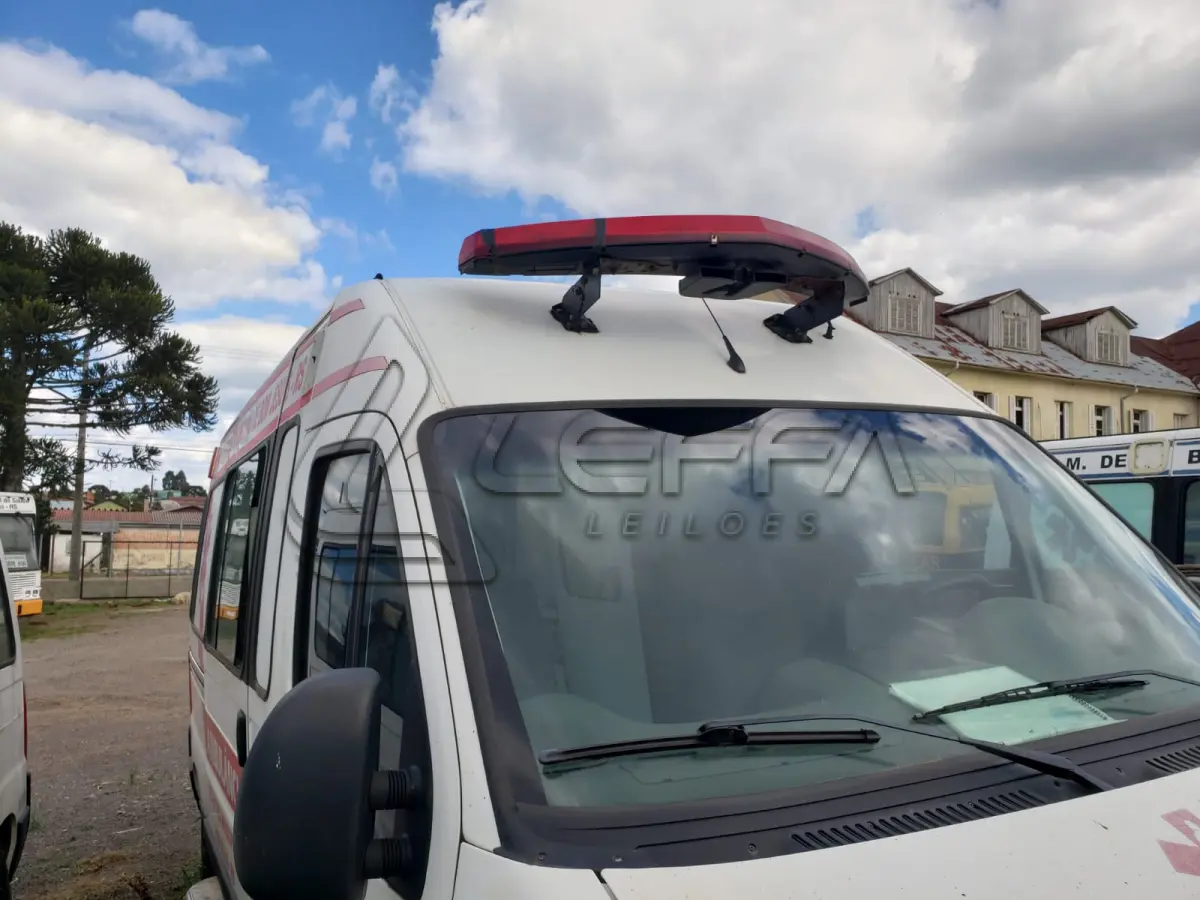 LOTE 004 - MICROONIBUS AMBULÂNCIA FIAT/DUCATO, MC TCA, PLACAS  IVB-6342, diesel, branca ano 2013, modelo 2014,