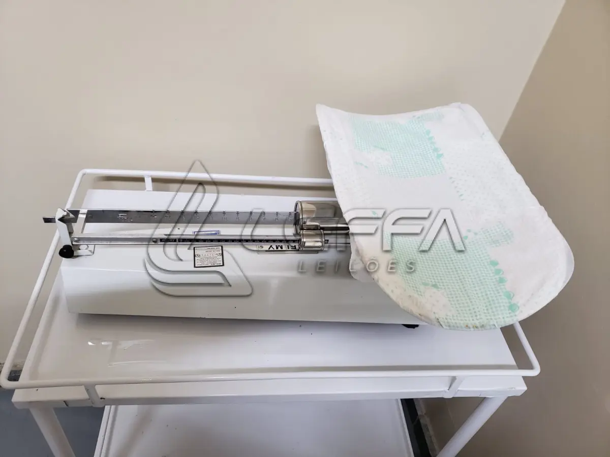 LOTE 005 - Equipamentos de Enfermagem - Cadeiras de rodas, maca de emergência, mesa, balanças, armários