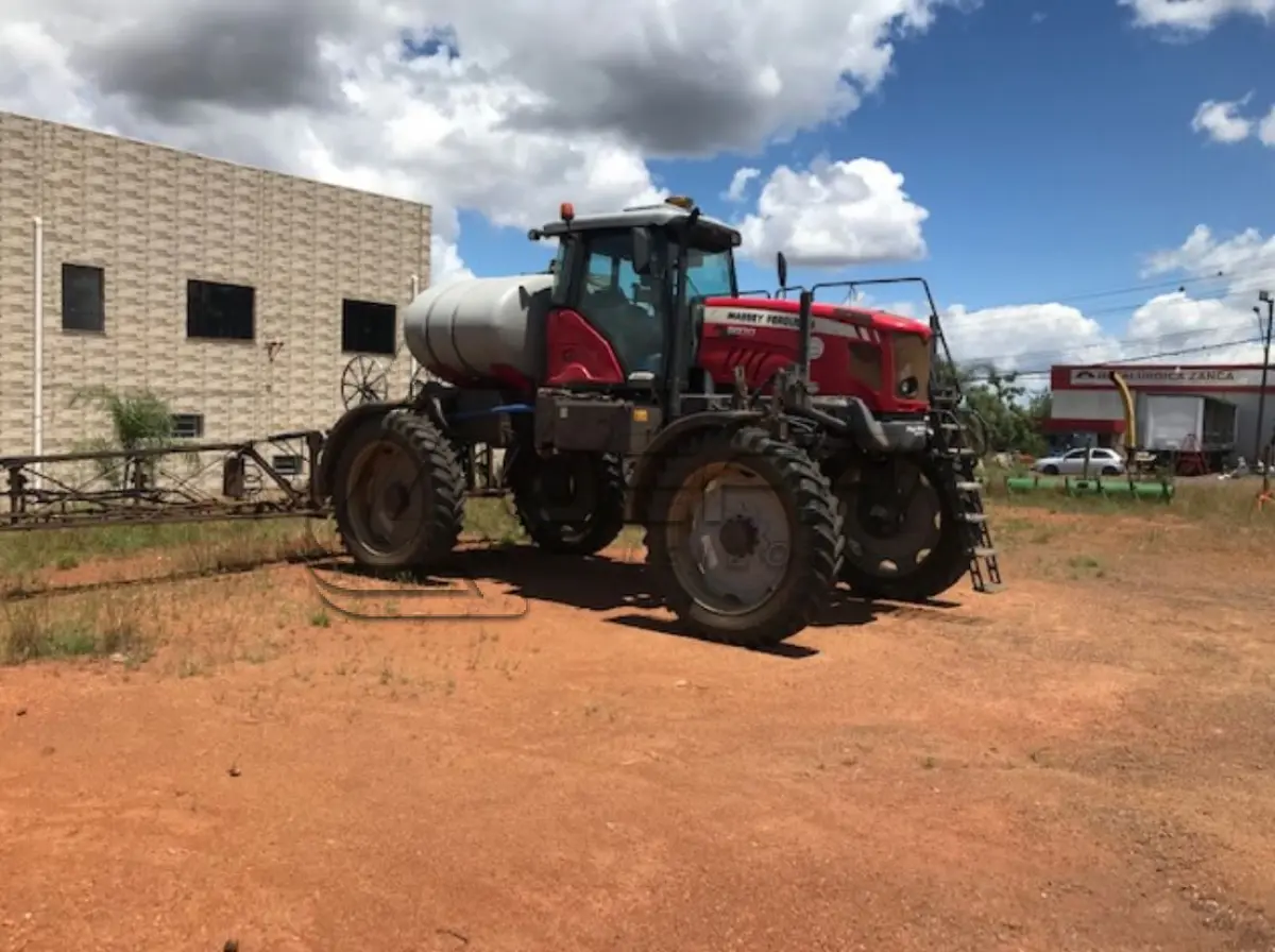 LOTE 002 - PULVERIZADOR MODELO MF 9030, ANO 2011, COR VERMELHA