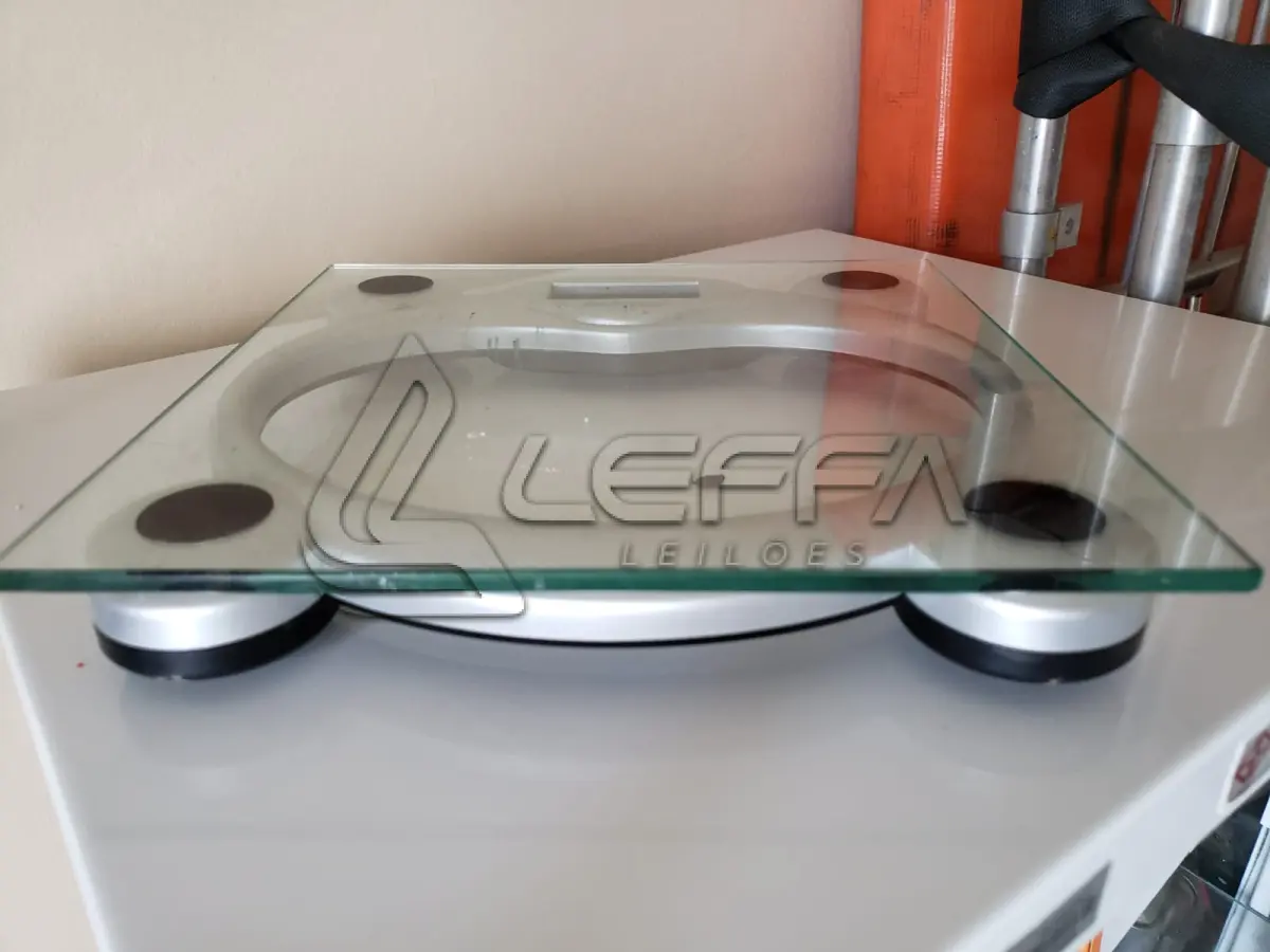 LOTE 005 - Equipamentos de Enfermagem - Cadeiras de rodas, maca de emergência, mesa, balanças, armários