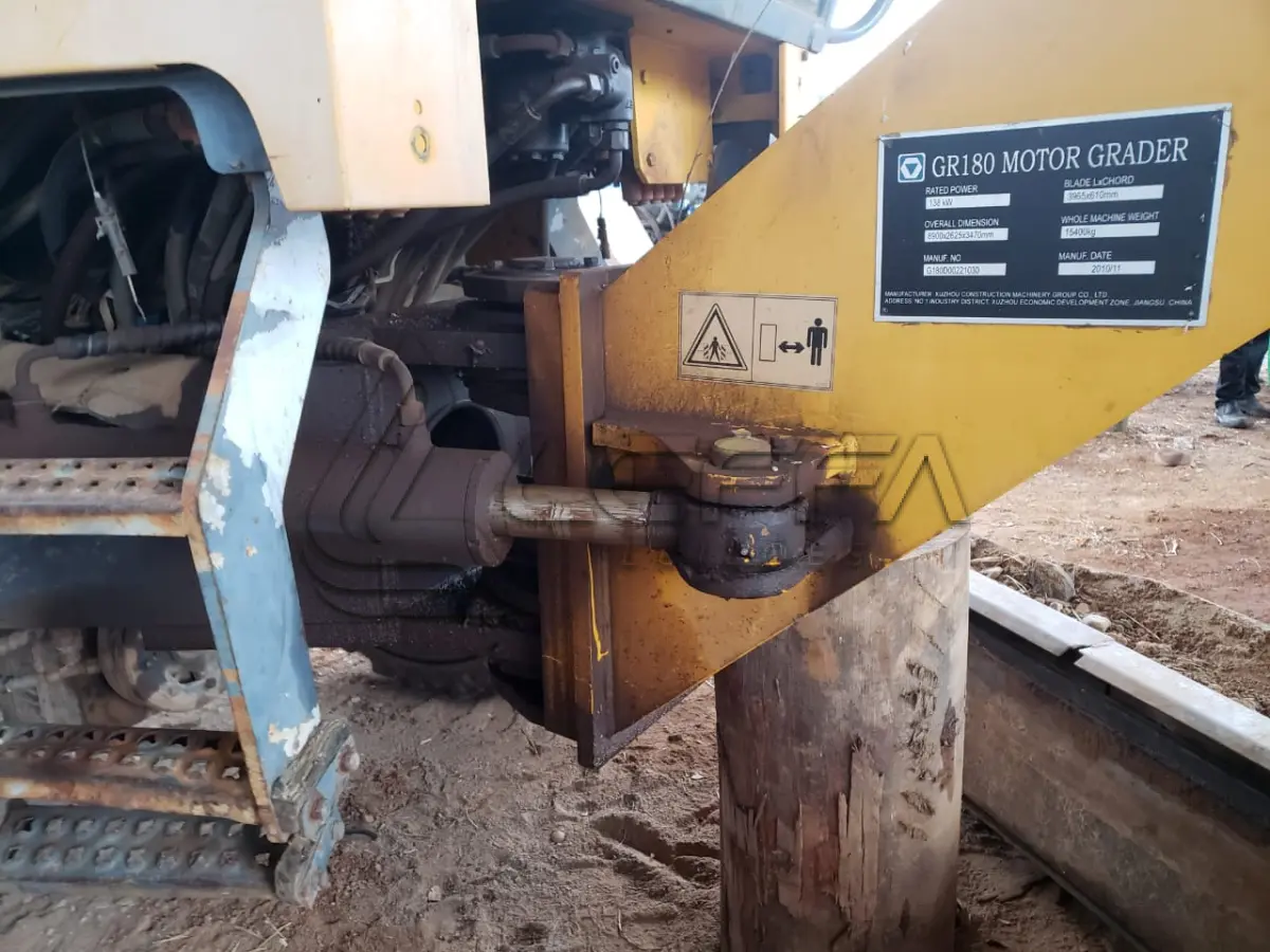 LOTE 003 - MOTO NIVELADORA XCMG, GR 180, motor Grader, diesel,  ano 2010 e modelo 2011