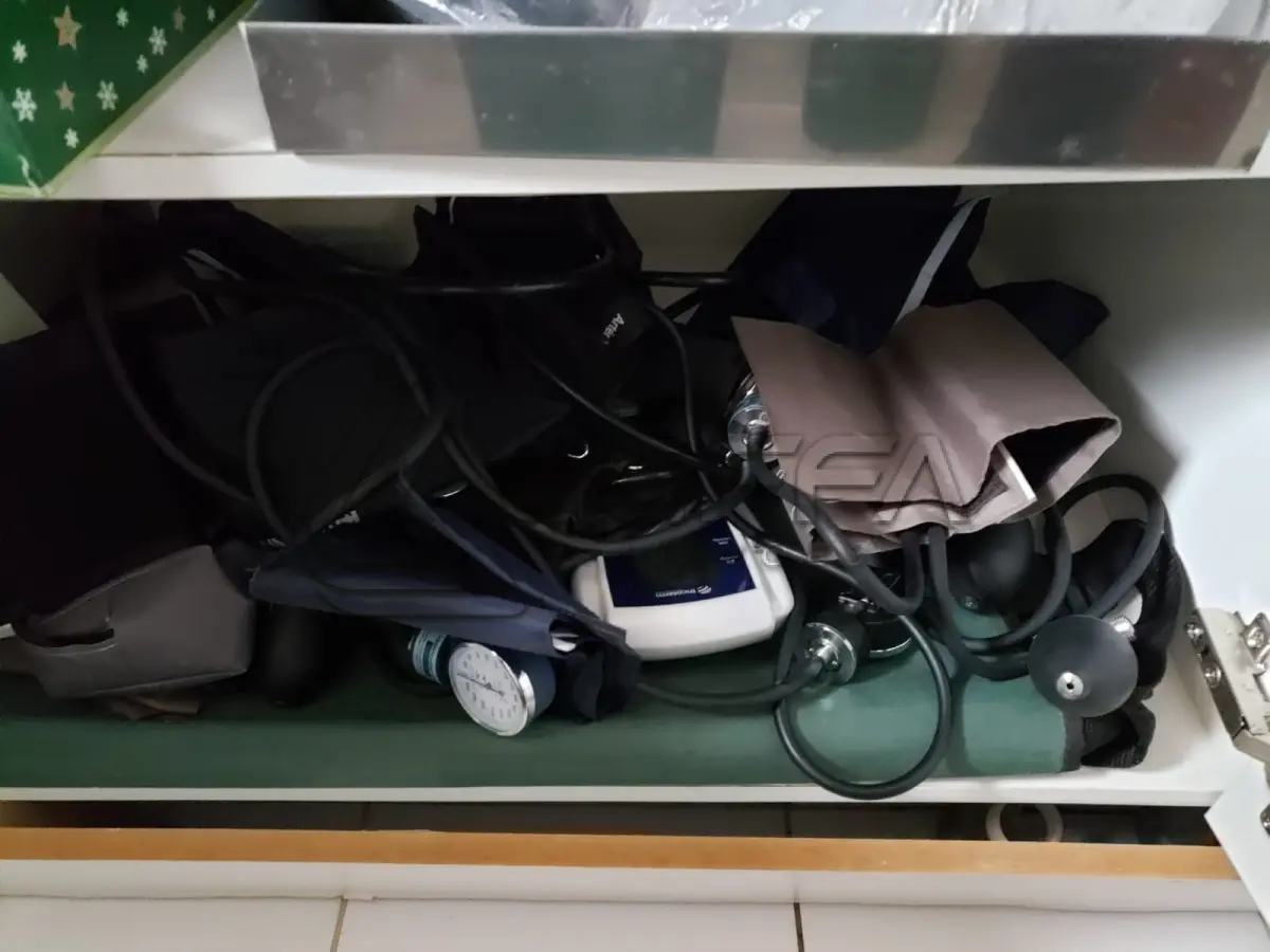 LOTE 005 - Equipamentos de Enfermagem - Cadeiras de rodas, maca de emergência, mesa, balanças, armários