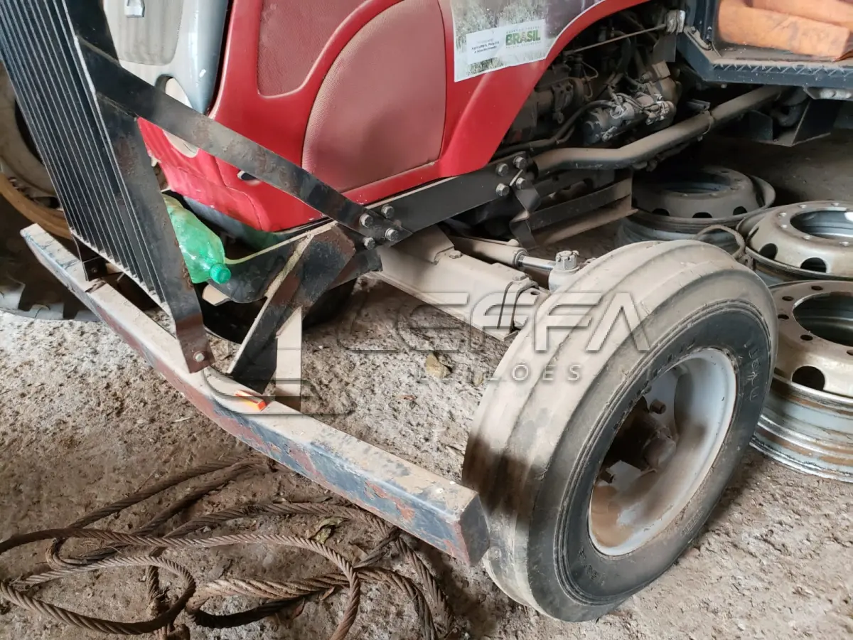 LOTE 003 - Trator Agrale 5075, diesel, ano e modelo 2015, não está funcionando