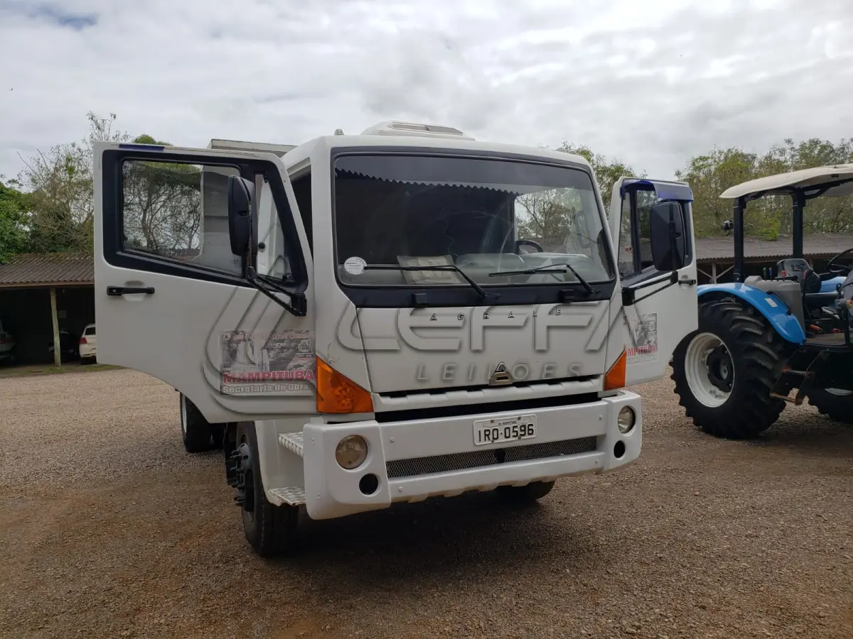 LOTE 008 - CAMINHÃO BASCULANTE, AGRALE 1.300, cor branca, ano e modelo de fabricação 2010