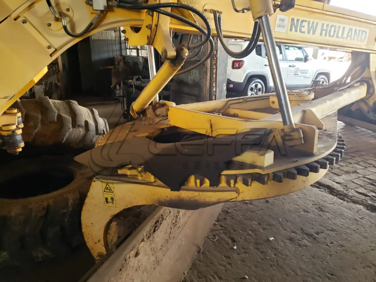 LOTE 008 - MOTONIVELADORA NEW HOLLAND, RG140B, diesel, ano e modelo 2009