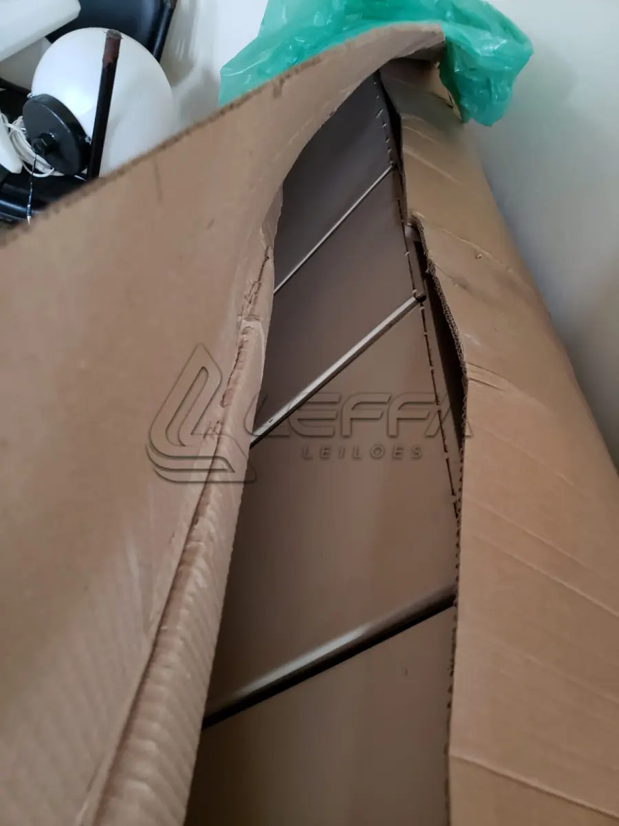 LOTE 005 - Equipamentos de Enfermagem - Cadeiras de rodas, maca de emergência, mesa, balanças, armários