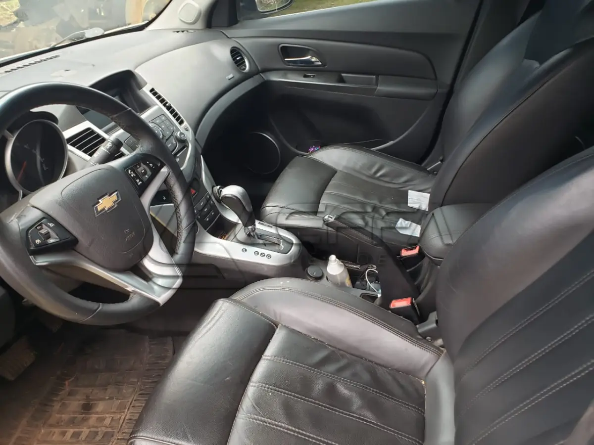 LOTE 001 - UM VEÍCULO GM/CHEVROLET CRUZE 1.8, PLACAS IVU-7610, ANO 2014/2014