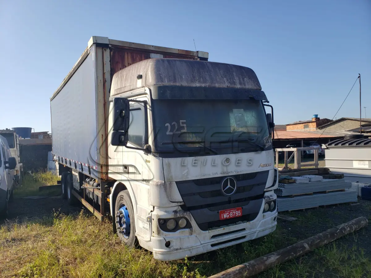 LOTE 001 - UM CAMINHÃO MERCEDEZ BENZ/ATEGO 2426, PLACAS IWG-8795, ANO 2014 MODELO 2014, RENAVAM 1034819914