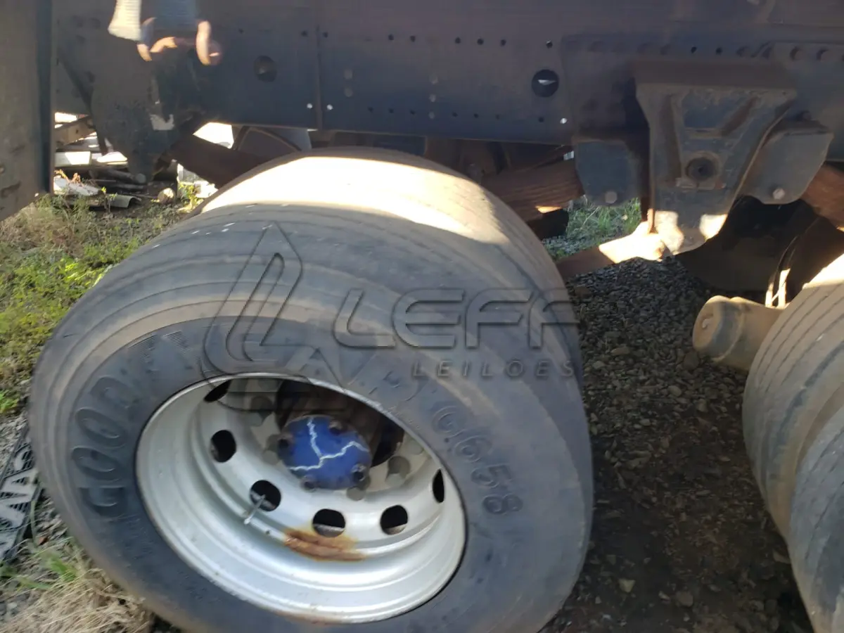LOTE 001 - UM CAMINHÃO MERCEDEZ BENZ/ATEGO 2426, PLACAS IWG-8795, ANO 2014 MODELO 2014, RENAVAM 1034819914