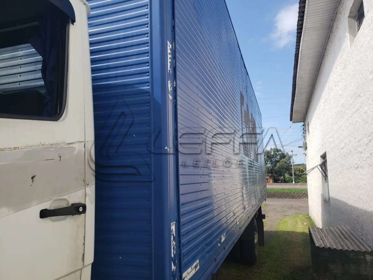 LOTE 001 - UM CAMINHÃO MERCEDES BENZ/L 1218, ano 1994, RENAVAM 621163775, COM BAÚ, PLACAS BUT-8142
